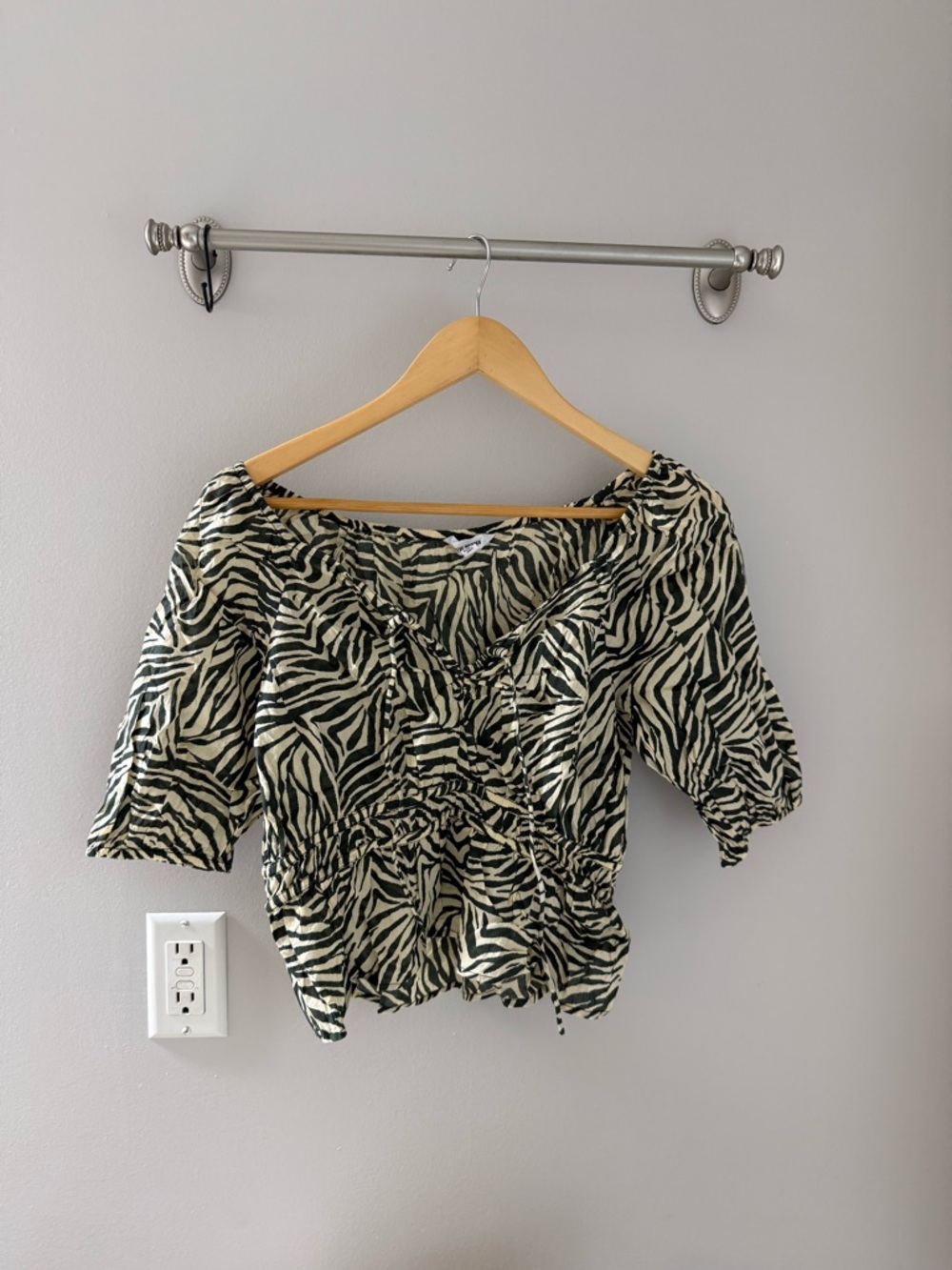 Steve Madden Zebra Print Puff Sleeve V-Neck Top - Black & Cream